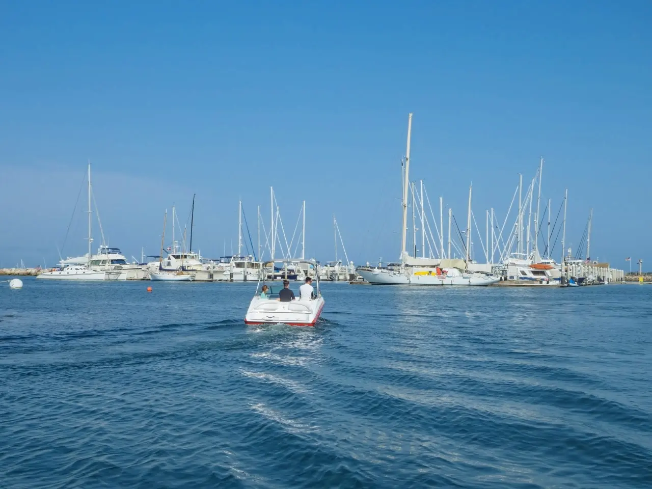 Zeilboten afgemeerd in een jachthaven